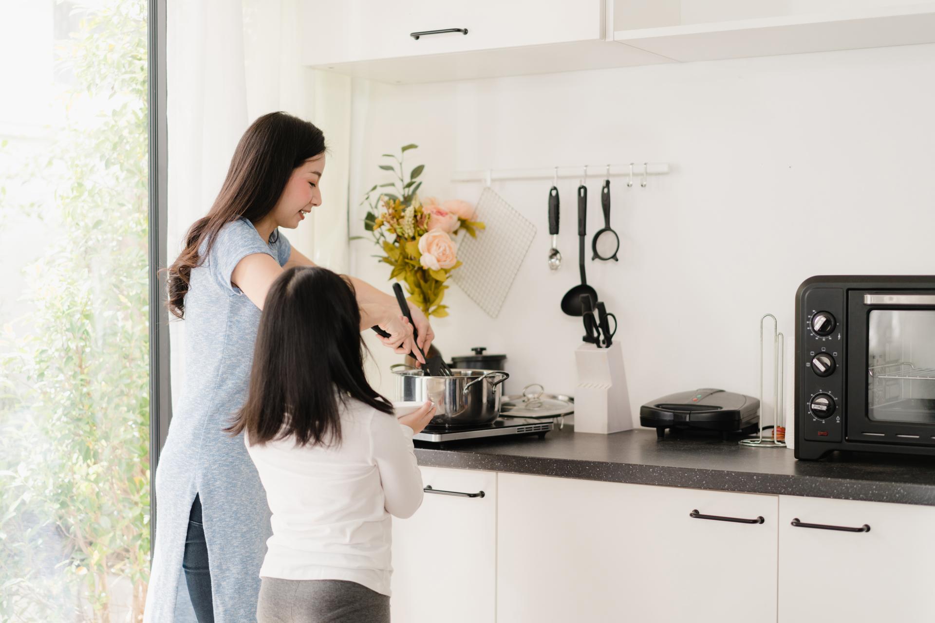 Phụ nữ thường chăm sóc gia đình tốt hơn nam giới